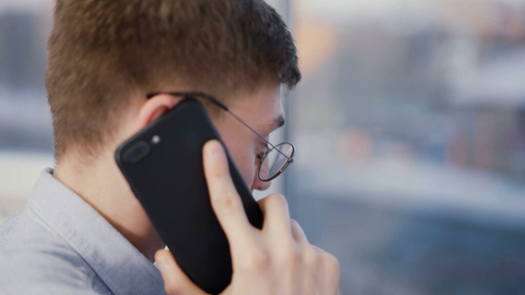Étudiant répondant aux questions d'un entretien téléphonique avec un recruteur