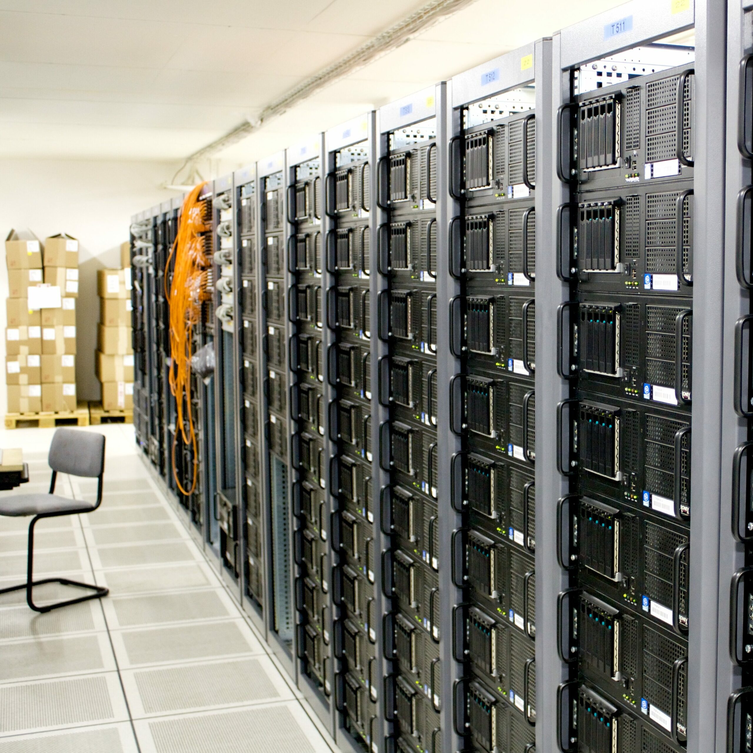 Salle de serveurs avec racks où sont traitées les données personnelles protégées par le RGPD