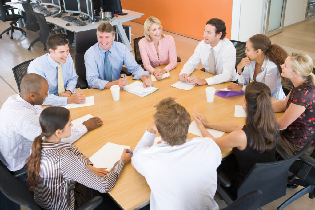 Un focus group qui se déroule dans un bureau, autour d'une table ronde, avec les participants notant leurs idées