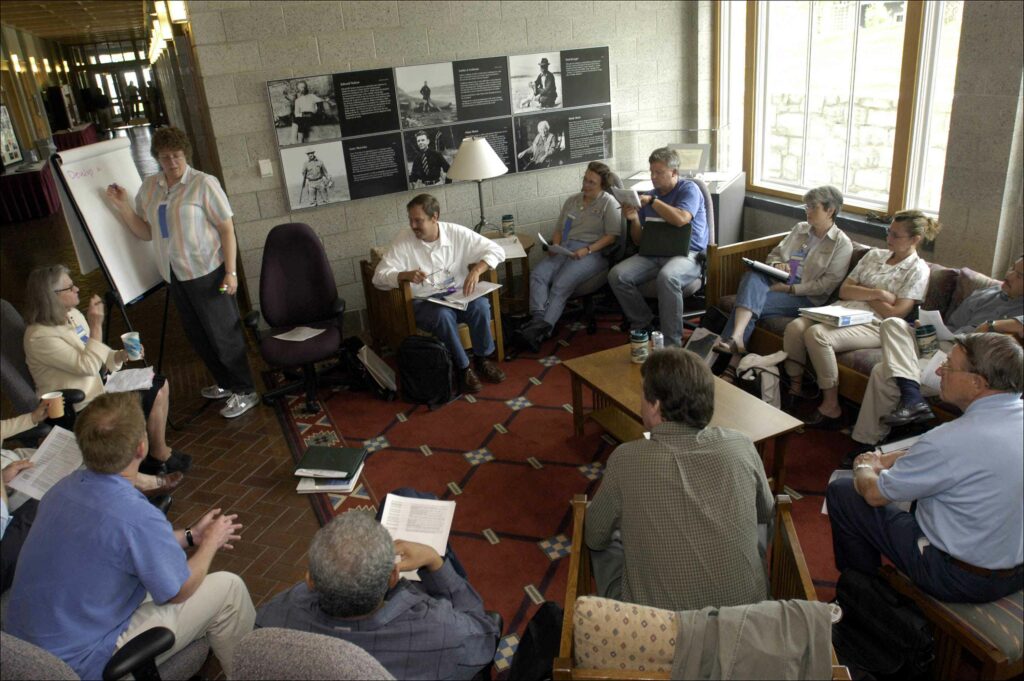 Un Focus Group qui se déroule dans un hall, avec le modérateur notant les idées sur un tableau blanc.